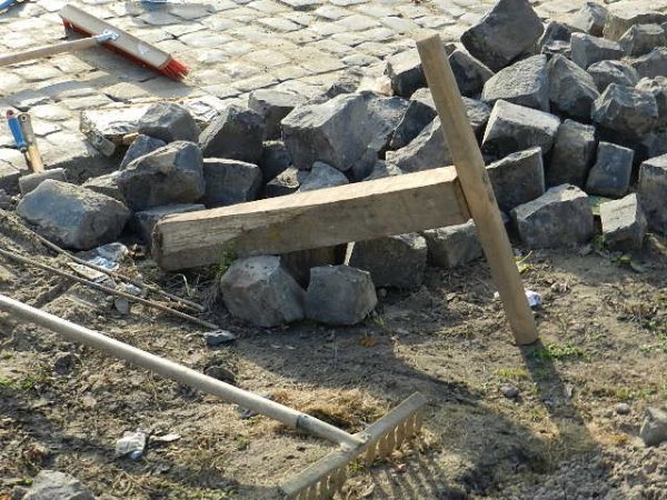 Проспект у Володимирі-Волинському ремонтують «халтурщики»? ФОТО